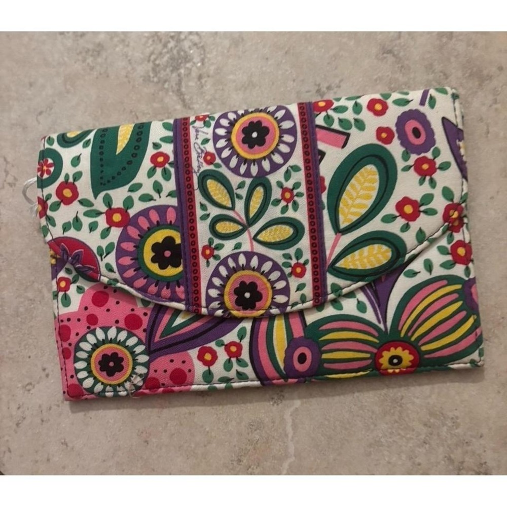 Vivia la Vera Bradley travel envelope floral wallet